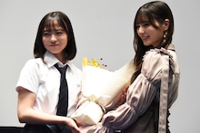 正源司陽子（左）に花束を贈呈する小坂菜緒 （右）