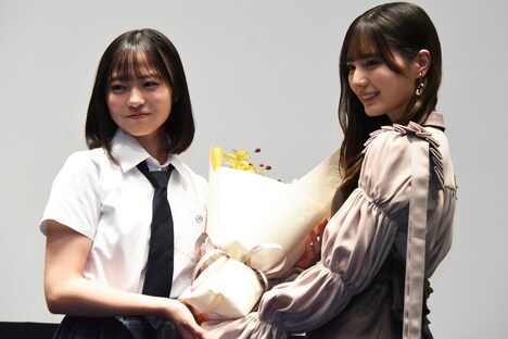 正源司陽子（左）に花束を贈呈する小坂菜緒 （右）