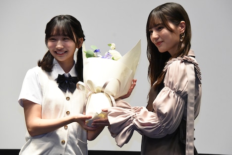 藤嶌果歩（左）に花束を贈呈する小坂菜緒 （右）