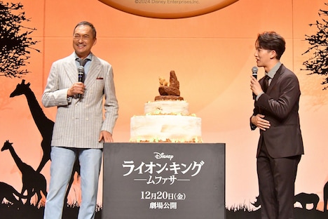 左から渡辺謙、尾上右近