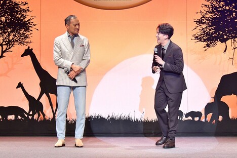 左から渡辺謙、尾上右近