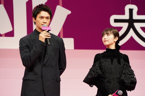 左から佐野勇斗、浜辺美波