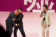 倉悠貴（右）にちょっかいをかけようとする佐藤祐市（左）を止める佐野勇斗（中央）