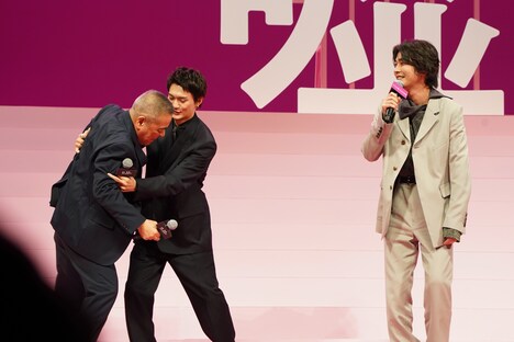 倉悠貴（右）にちょっかいをかけようとする佐藤祐市（左）を止める佐野勇斗（中央）