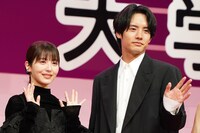 左から浜辺美波、赤楚衛二