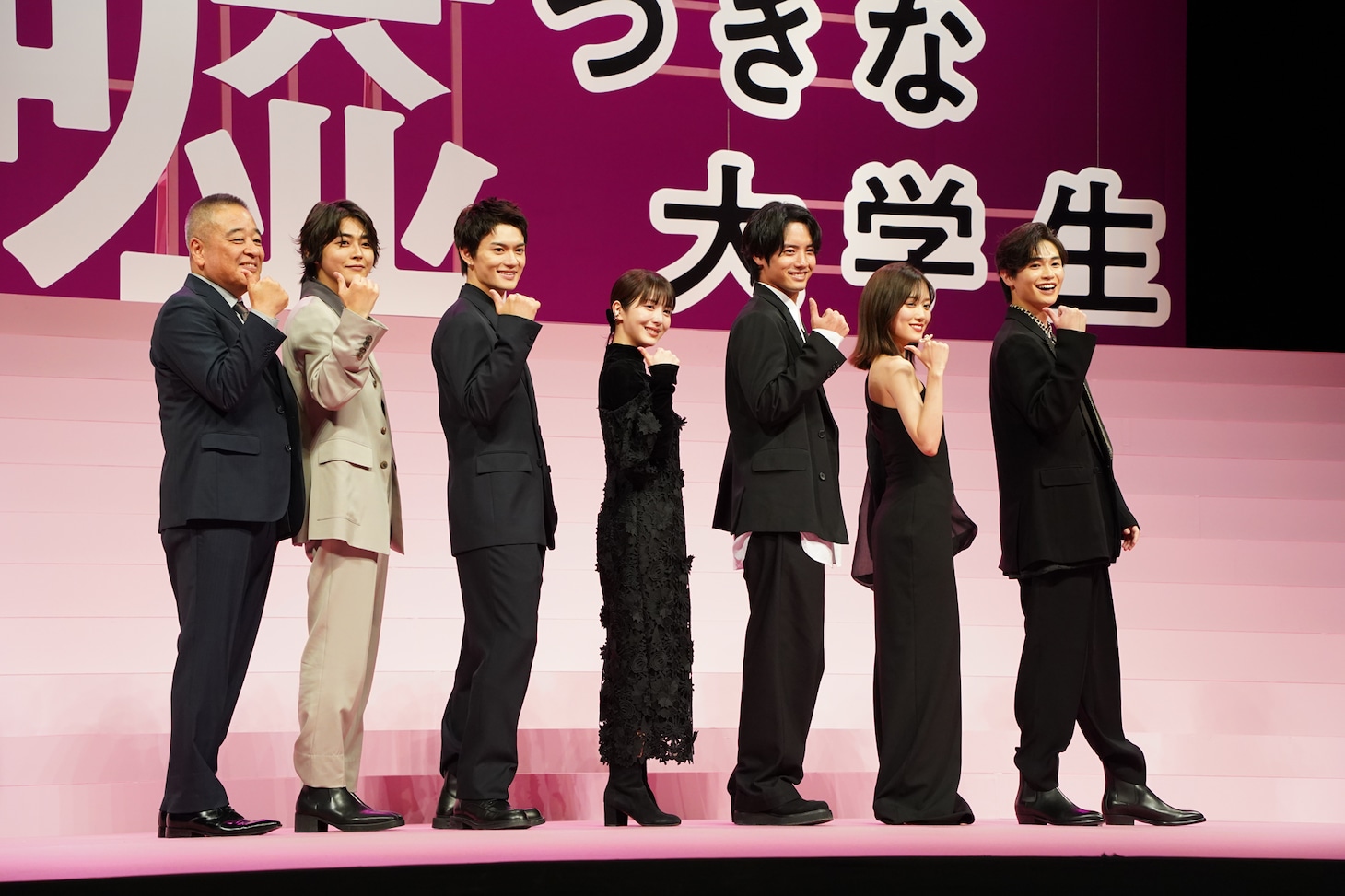 「六人の嘘つきな大学生」完成披露舞台挨拶の様子