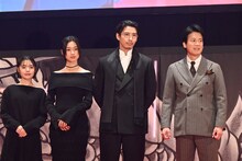 左から中山ひなの、河合優実、賀来賢人、唐沢寿明