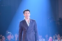 レッドカーペットを歩く竹内涼真