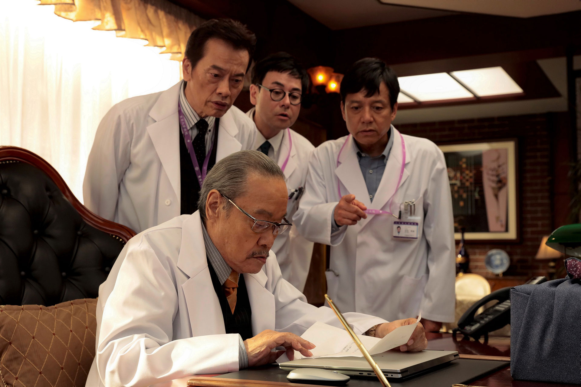 劇場版ドクターX」ナレーター・田口トモロヲが本編出演、八木莉可子と