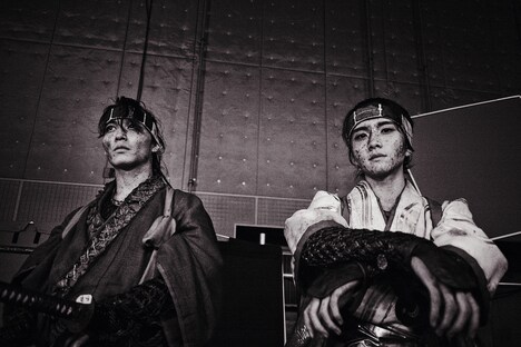 「八犬伝」オフショットより、左から松岡広大、板垣李光人