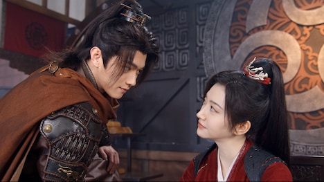 左からシュー・カイ(許凱)演じる李嶷、ジン・ティエン(景甜)演じる崔琳