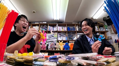 「スイッチインタビュー」より、磯村勇斗（右）とフジサキタクマ（左）