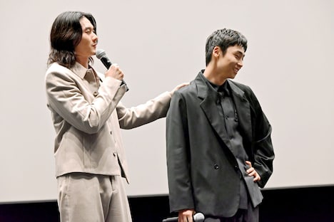 柳俊太郎（左）から「かわいい」と何度も言われ、照れて顔を背ける八村倫太郎（右）