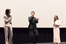 八村倫太郎（中央）の“顔ダンス”を恐る恐る見つめる柳俊太郎（左）と岡田結実（右）