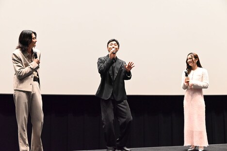 八村倫太郎（中央）の“顔ダンス”を恐る恐る見つめる柳俊太郎（左）と岡田結実（右）