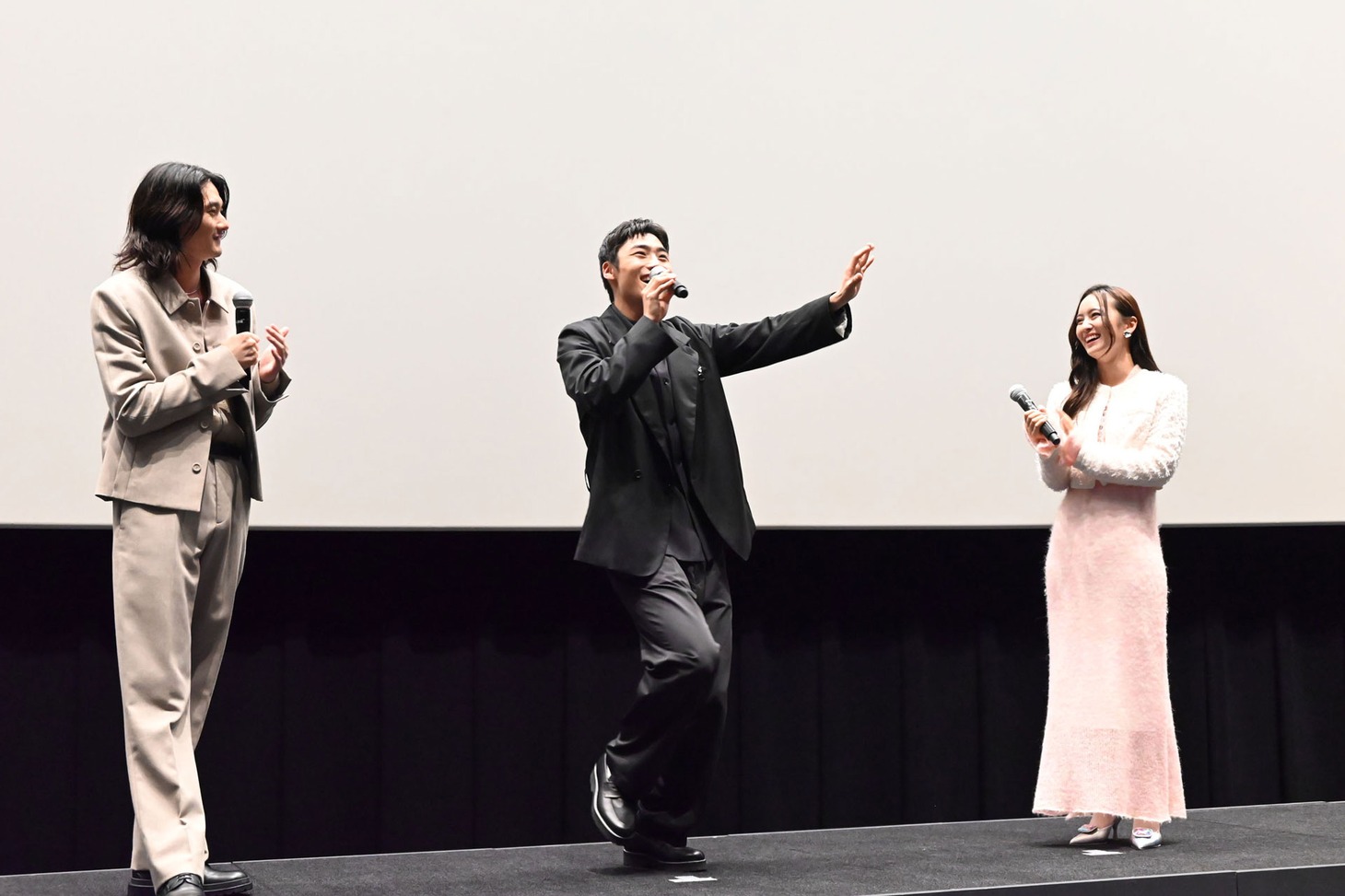 八村倫太郎（中央）の“顔ダンス”に手拍子を送る柳俊太郎（左）と岡田結実（右）