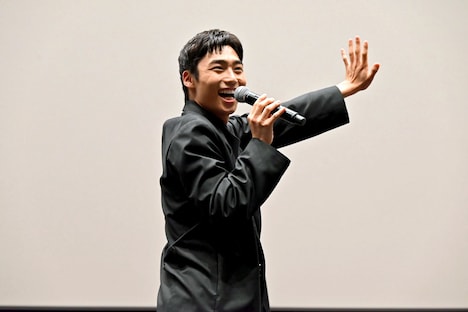 “顔ダンス”のフィナーレを飾る八村倫太郎