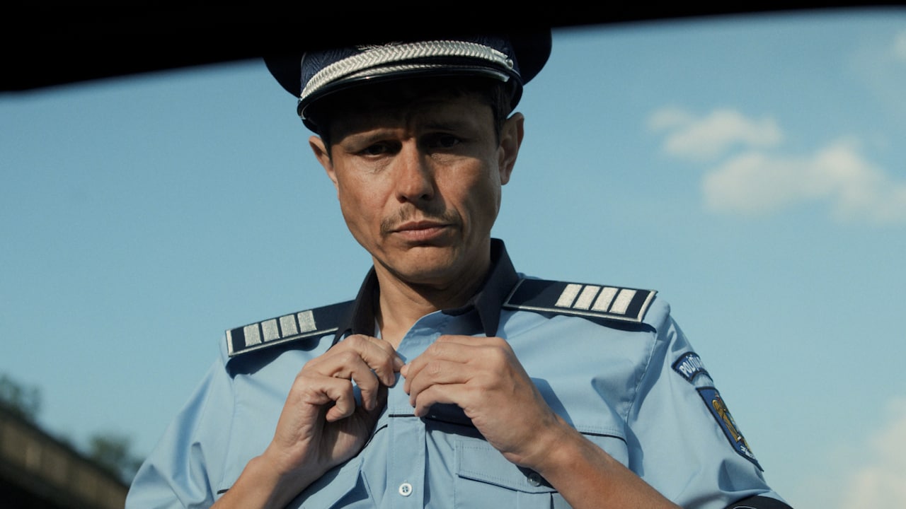 中年警察官が平和な村の闇を目の当たりに、辺境サスペンス「おんどりの鳴く前に」予告