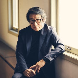 演出家・映画監督の水田伸生がアミューズ所属に、気持ちは20代の新人