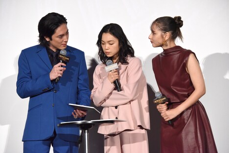 どの質問で攻めるか相談中の間宮祥太朗（左）、古川琴音（中央）、嵐莉菜（右）