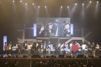 サプライズゲストの一斉登場に喜ぶキャストたち