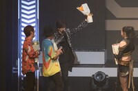 退場するDAIGO（左から3人目）