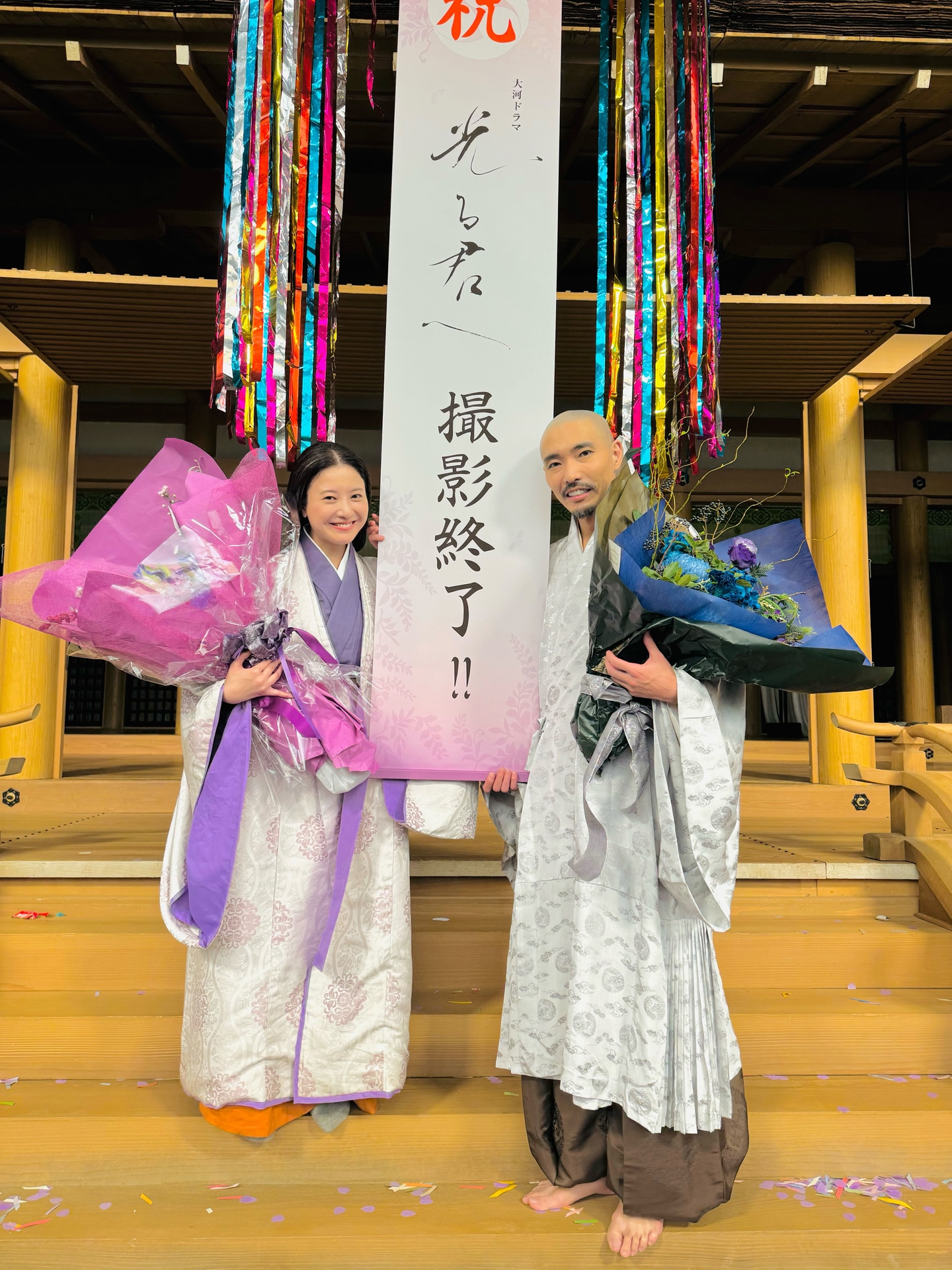 大河ドラマ「光る君へ」のクランクアップを迎えた吉高由里子（左）、柄本佑（右）