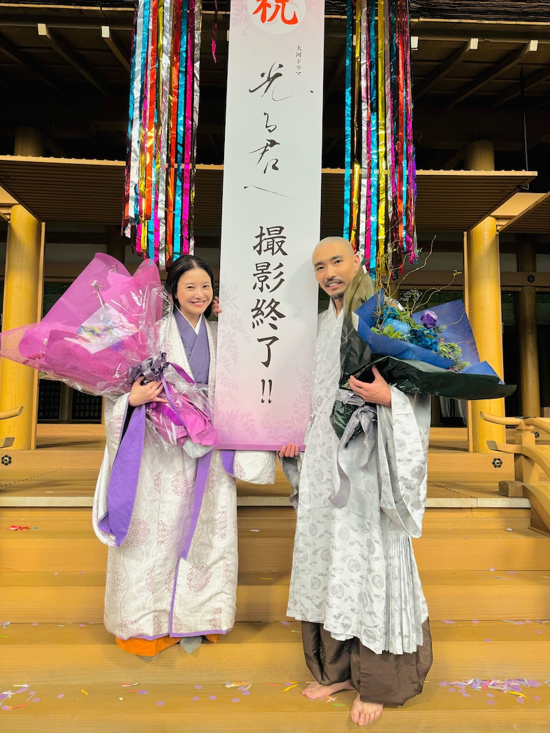 大河ドラマ「光る君へ」のクランクアップを迎えた吉高由里子(左)、柄本佑(右)