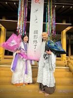 大河ドラマ「光る君へ」のクランクアップを迎えた吉高由里子（左）、柄本佑（右）