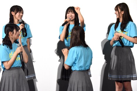 クマのポーズをする宮地すみれ（中央奥）