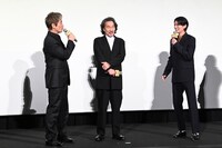 左から内野聖陽、役所広司、渡邊圭祐