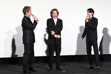 左から内野聖陽、役所広司、渡邊圭祐