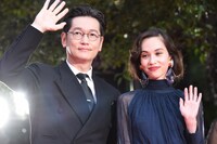 左から井浦新、水原希子