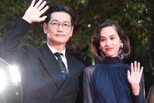 左から井浦新、水原希子