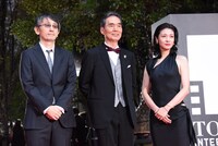 左から吉田大八、長塚京三、瀧内公美