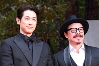 左からディーン・フジオカ、マイク・ウィルアン