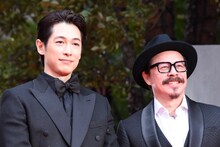 左からディーン・フジオカ、マイク・ウィルアン