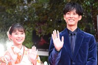 左から芳根京子、松坂桃李