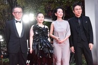 「港に灯がともる」より