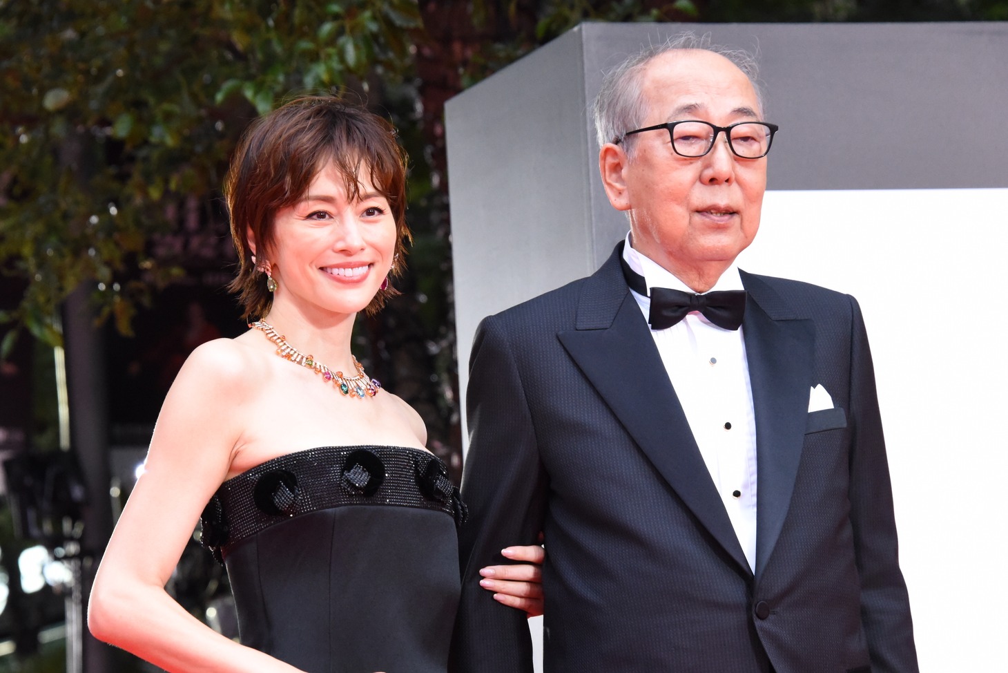 左から米倉涼子、岸部一徳