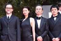 左から浅野忠信、瀧内公美、古舘寛治、池松壮亮