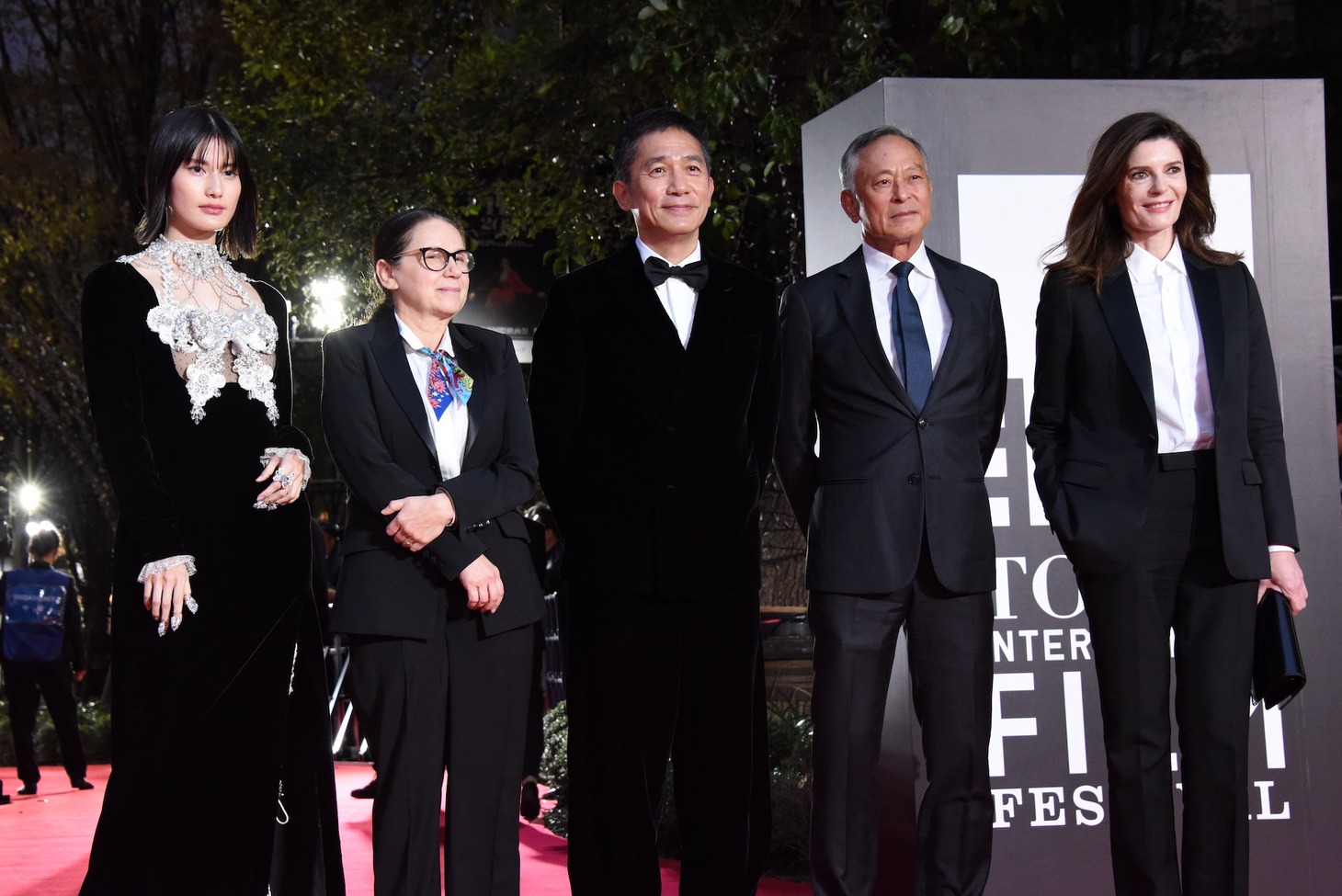 左から橋本愛、エニェディ・イルディコー、トニー・レオン、ジョニー・トー、キアラ・マストロヤンニ