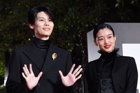 左から萩原利久、河合優実