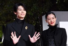 左から萩原利久、河合優実