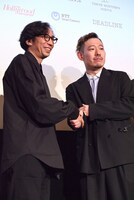 握手を交わす行定勲（左）と金允洙（右）