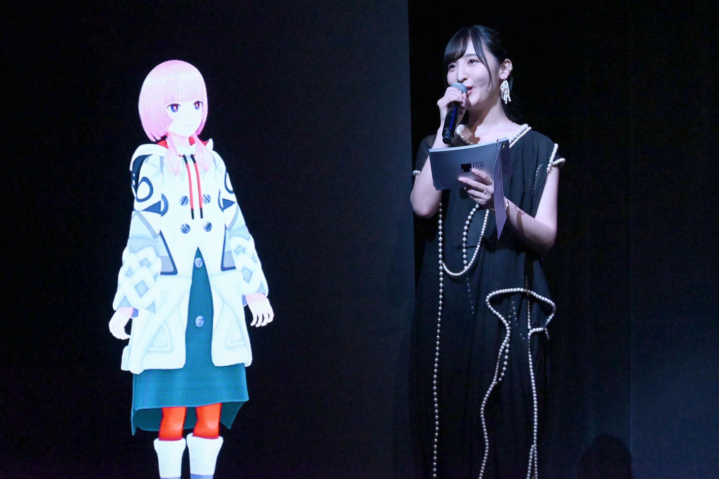 司会進行を務めた花譜（左）と佐倉綾音（右）