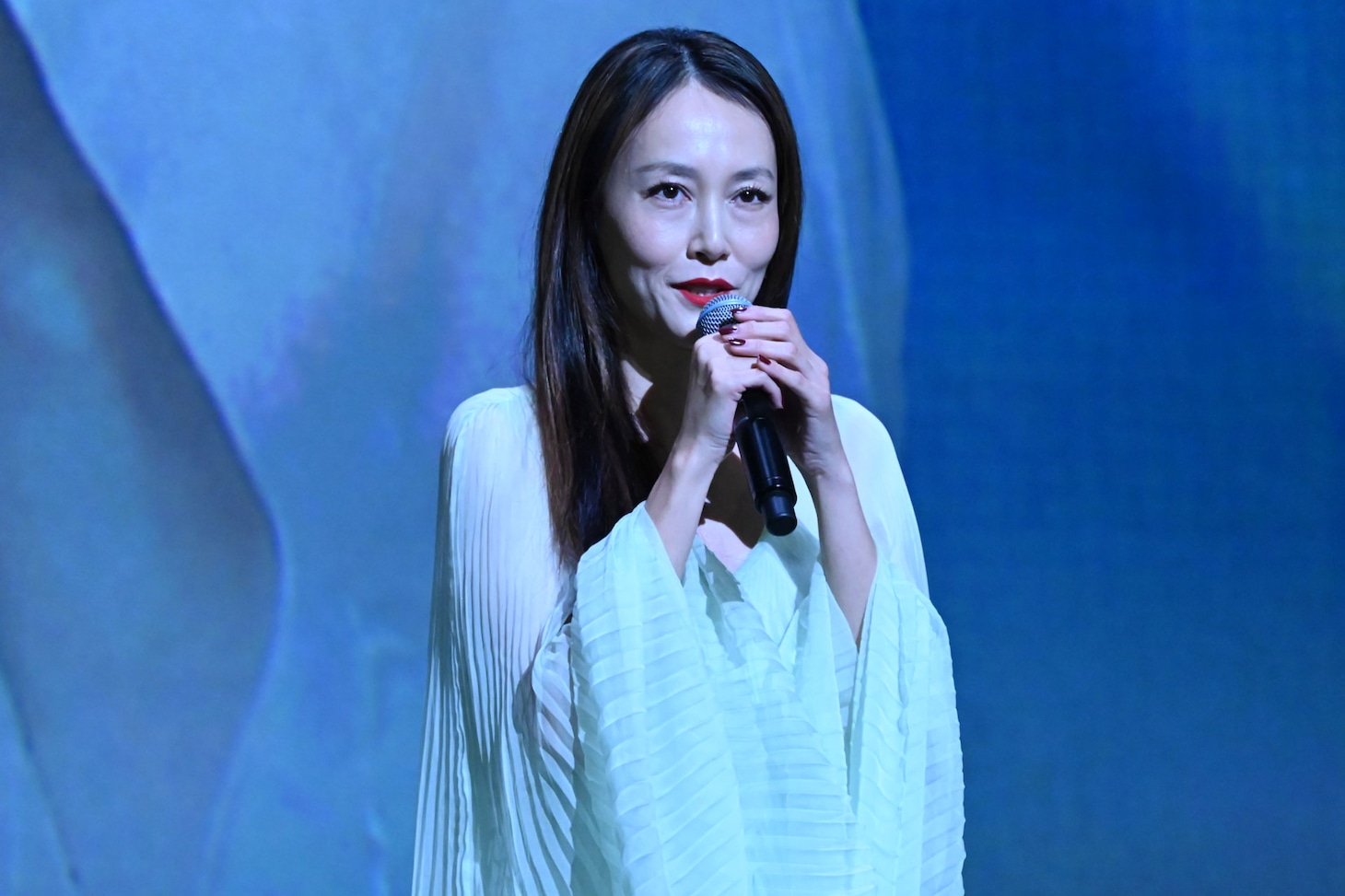 第37回東京国際映画祭のオープニングセレモニーに登壇した菊地凛子