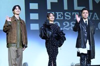 左から一ノ瀬颯、鞘師里保、山田孝之