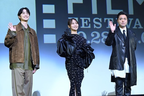 左から一ノ瀬颯、鞘師里保、山田孝之