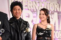 「阿麻和利 THE LAST HERO」より佐久本宝（左）、比嘉梨乃（右）